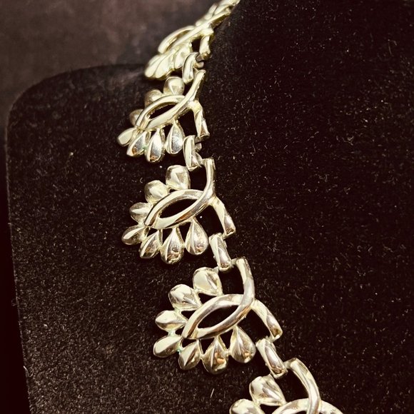 1950s Coro Silver Tone Vine Leaf Necklace Signed (3836) - Picture 2 of 8